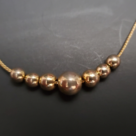 Gold tone necklace with gold tone beads. - Picture 5 of 6